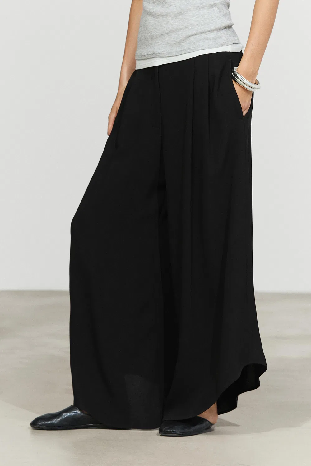 картинка Брюки Massimo Dutti Voluminous Wide-Leg Pleated, черный от магазина Одежда+