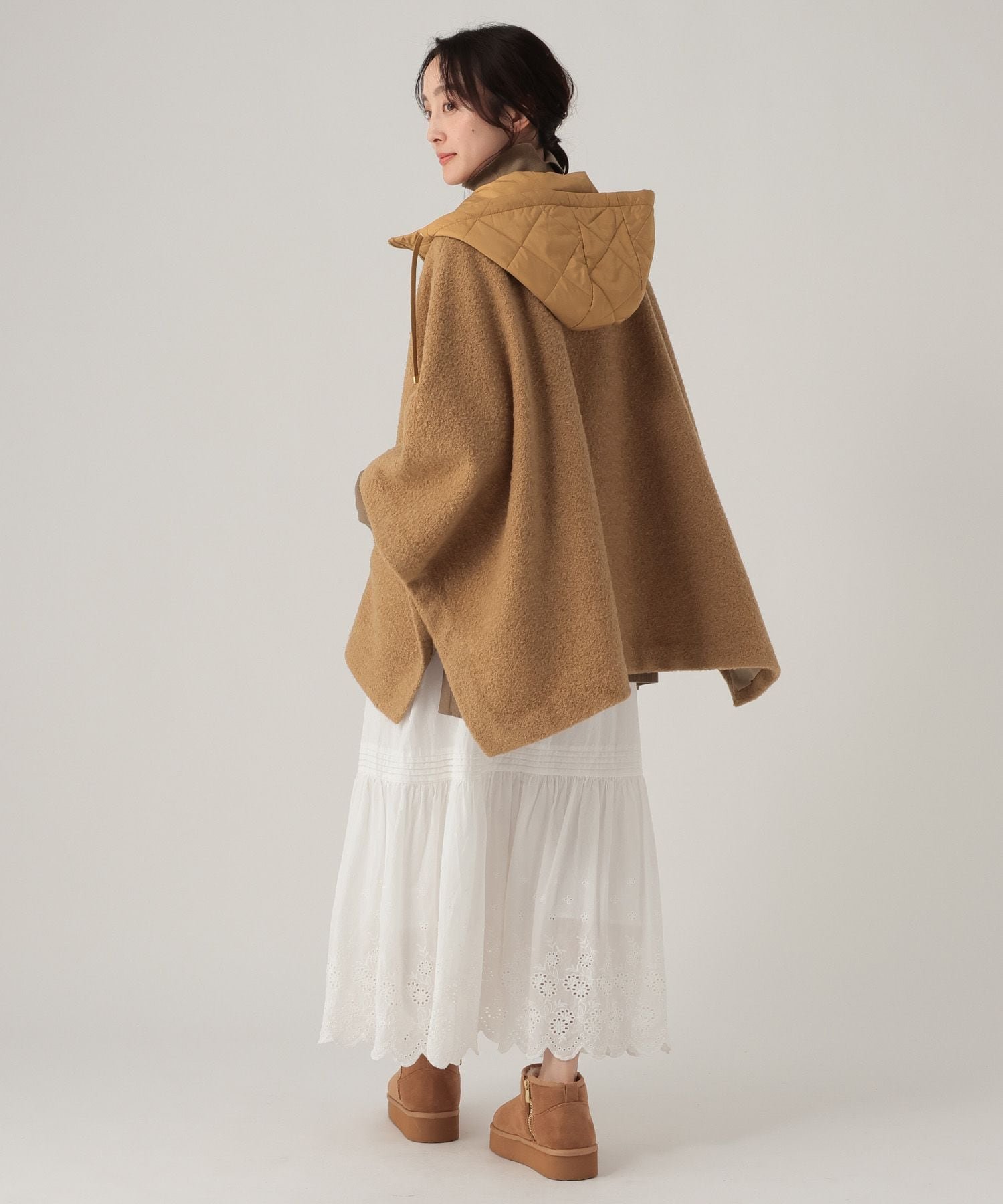 картинка Кудрявое лохматое пончо/632315 Elura, Camel 53 от магазина Одежда+