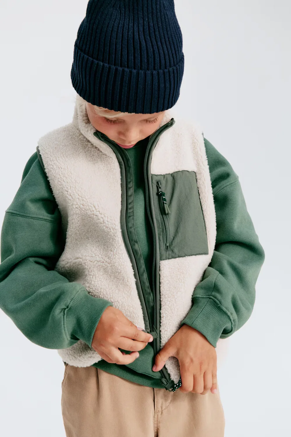 картинка Жилет из плюшевого мишки H&M, Hellbeige/Dunkelgrün от магазина Одежда+