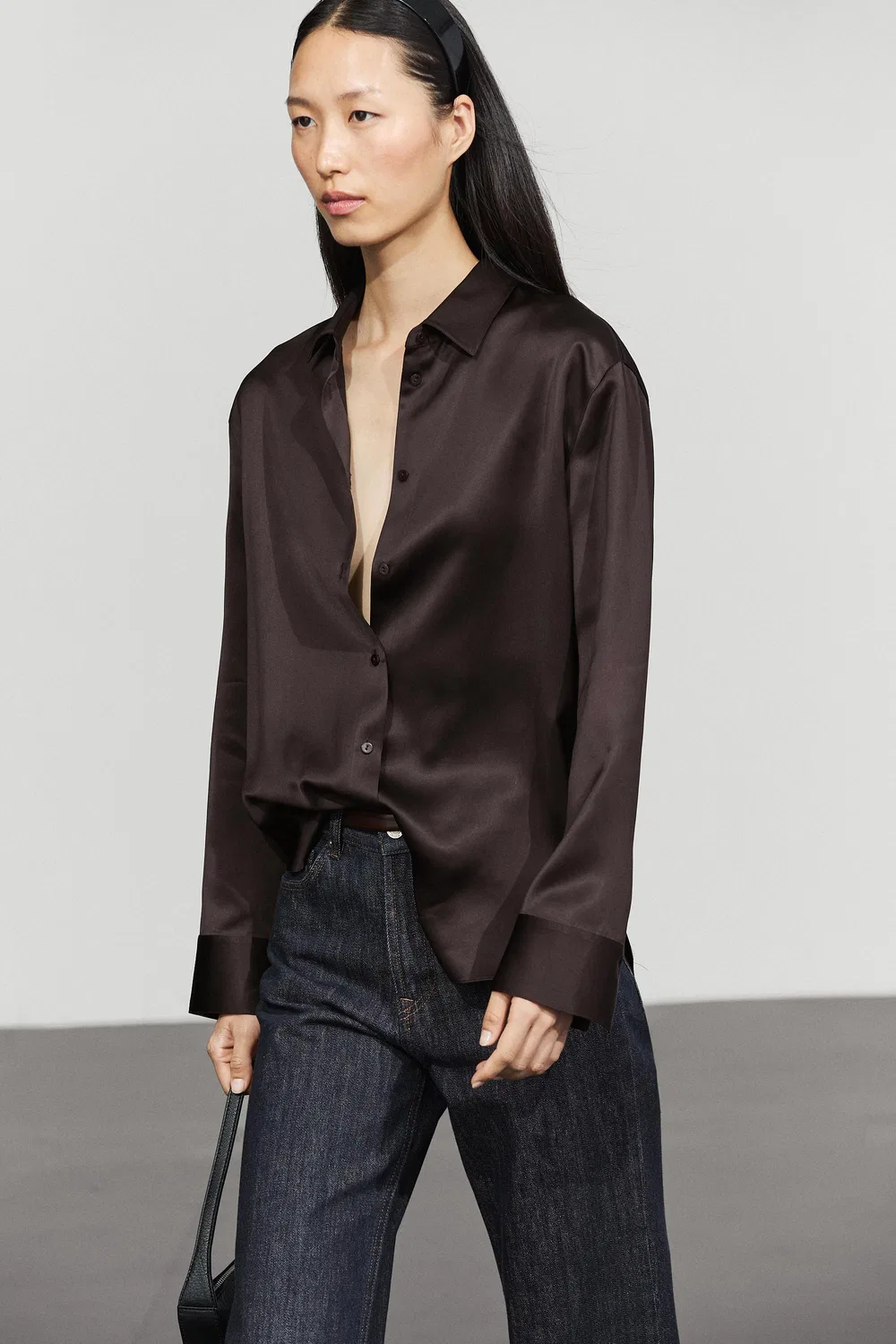 картинка Рубашка Massimo Dutti, атласная, струящаяся, шоколадная от магазина Одежда+