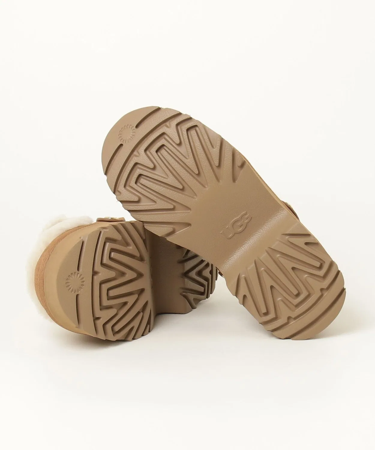 картинка Клог Esmee Clog UGG из замши и овчины, бежевый от магазина Одежда+