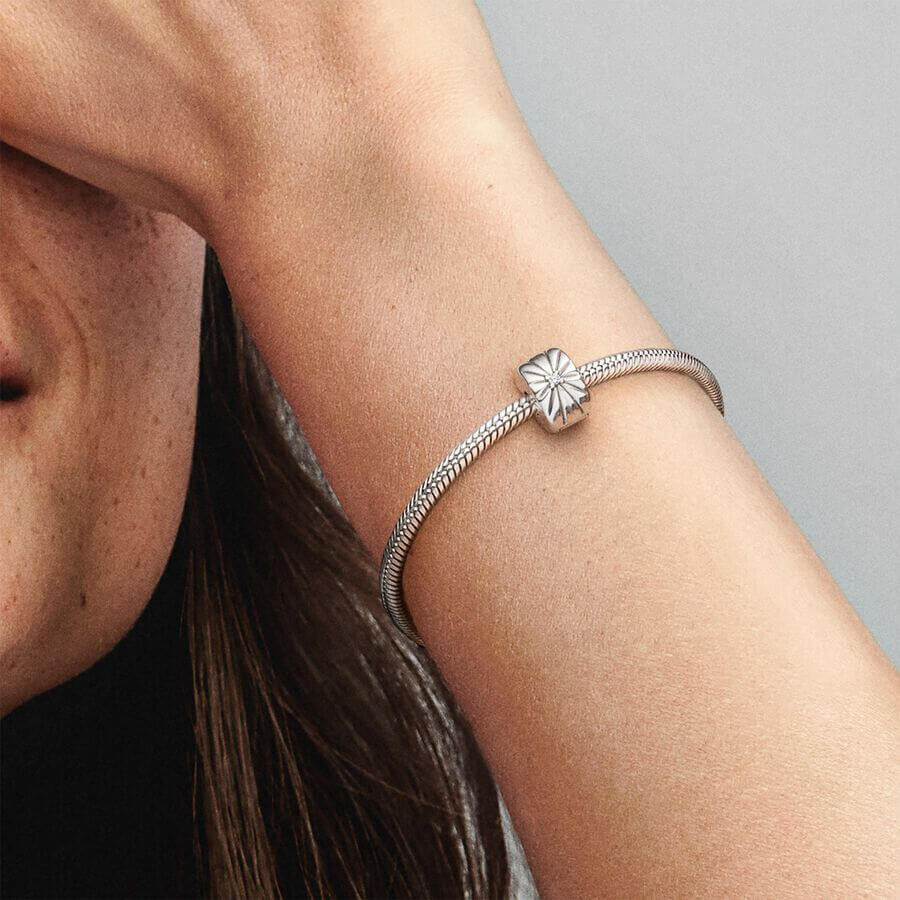 картинка Шарм-клипса Pandora Sparkling Sunburst, серебро/прозрачный от магазина Одежда+
