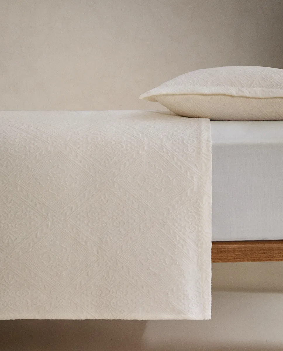 картинка Хлопковое покрывало с геометрическим рисунком Zara Home, экрю от магазина Одежда+