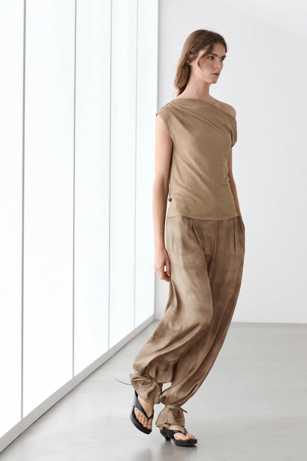 картинка Брюки Massimo Dutti Flowing With Tie-Detail Hem, бежевый от магазина Одежда+