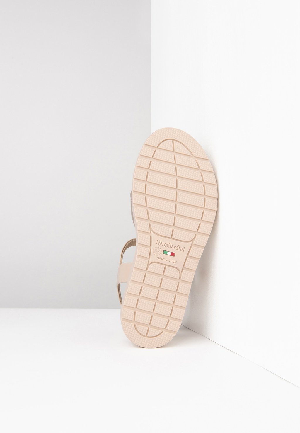 картинка Босоножки на танкетке Platform sandals NeroGiardini, бежевый от магазина Одежда+