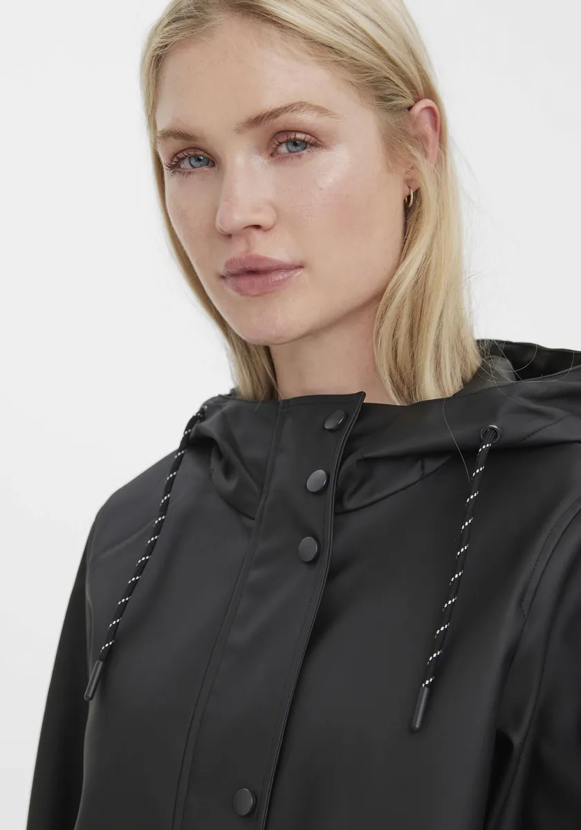 картинка Дождевик Vero Moda "VMMALOU COATED JACKET", с капюшоном, черный от магазина Одежда+