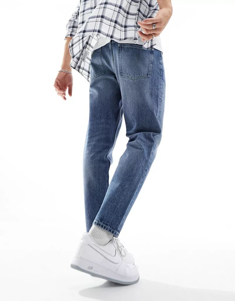 картинка Джинсы Asos Design Tapered Fit, выцветший средне-синий цвет от магазина Одежда+