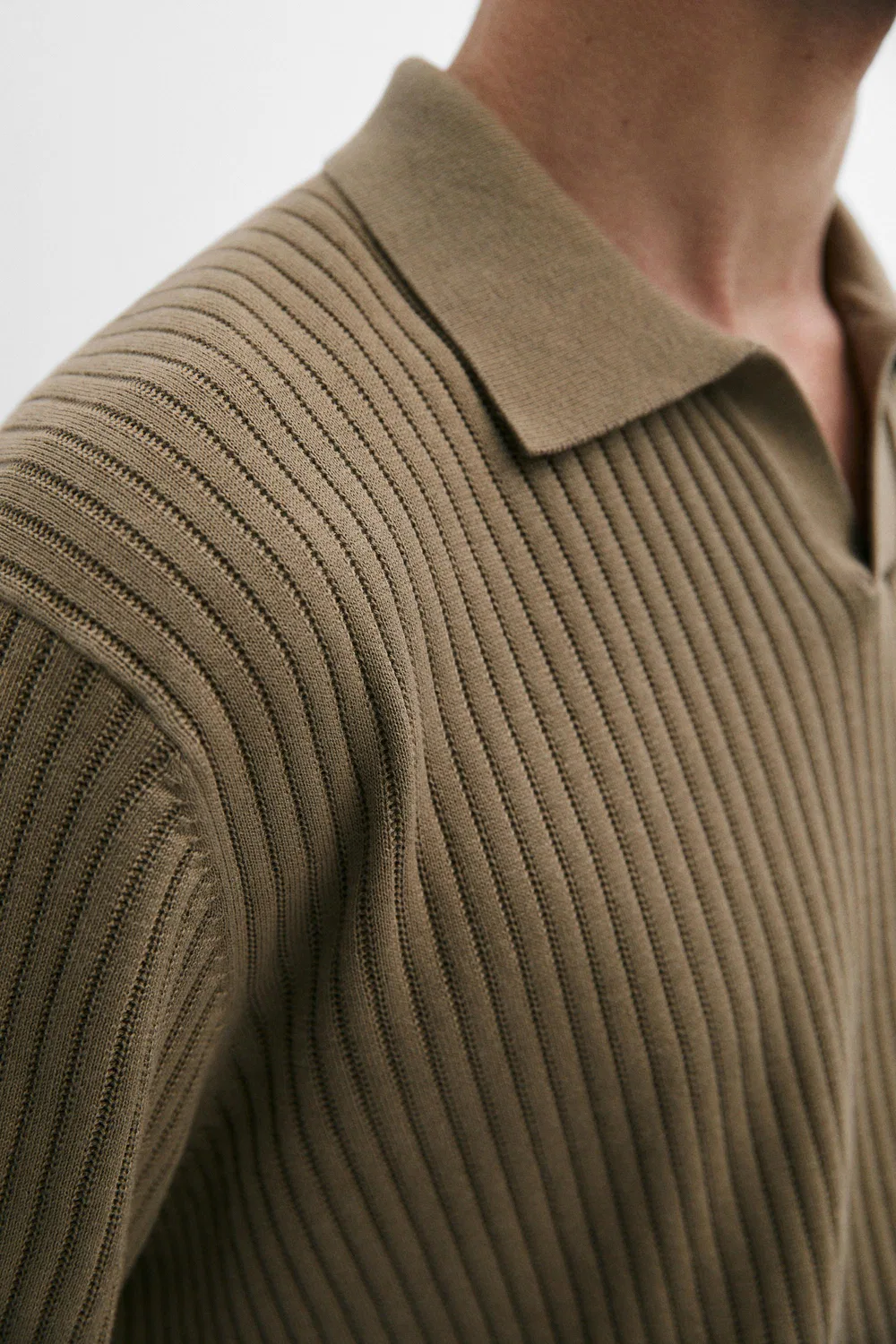 картинка Свитер-поло Massimo Dutti 100% Cotton Ribbed Knit, темный хаки от магазина Одежда+