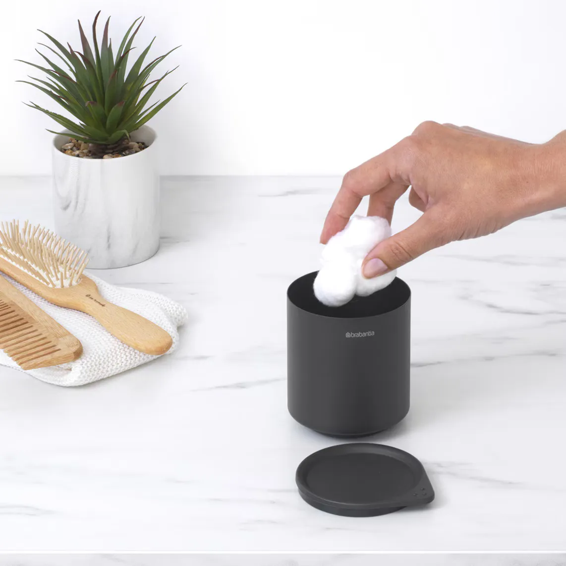 картинка Держатель для хлопка Brabantia MindSet с крышкой, серый от магазина Одежда+