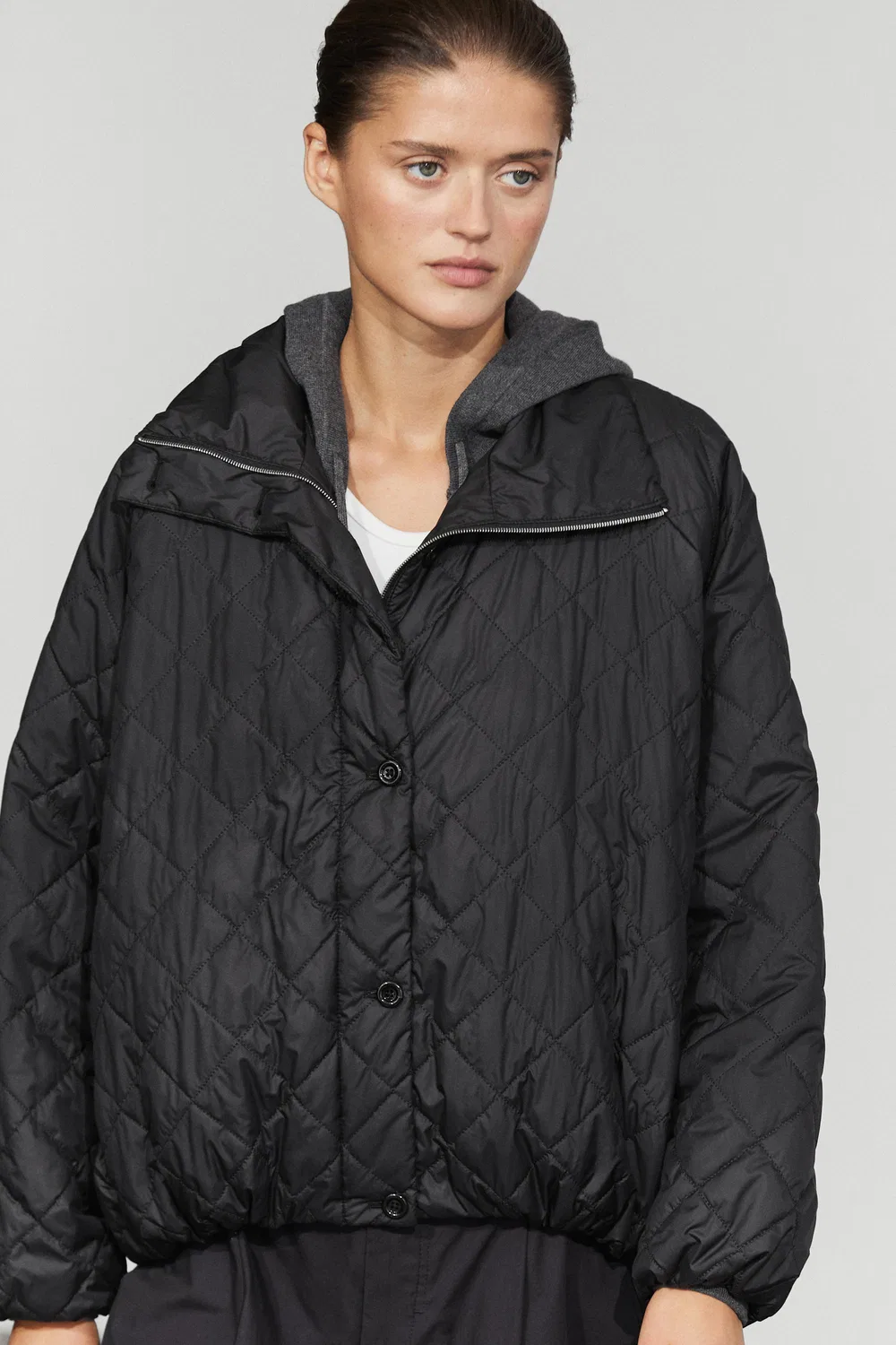 картинка Куртка бомбер стеганая, Massimo Dutti, с высоким воротником, черная от магазина Одежда+