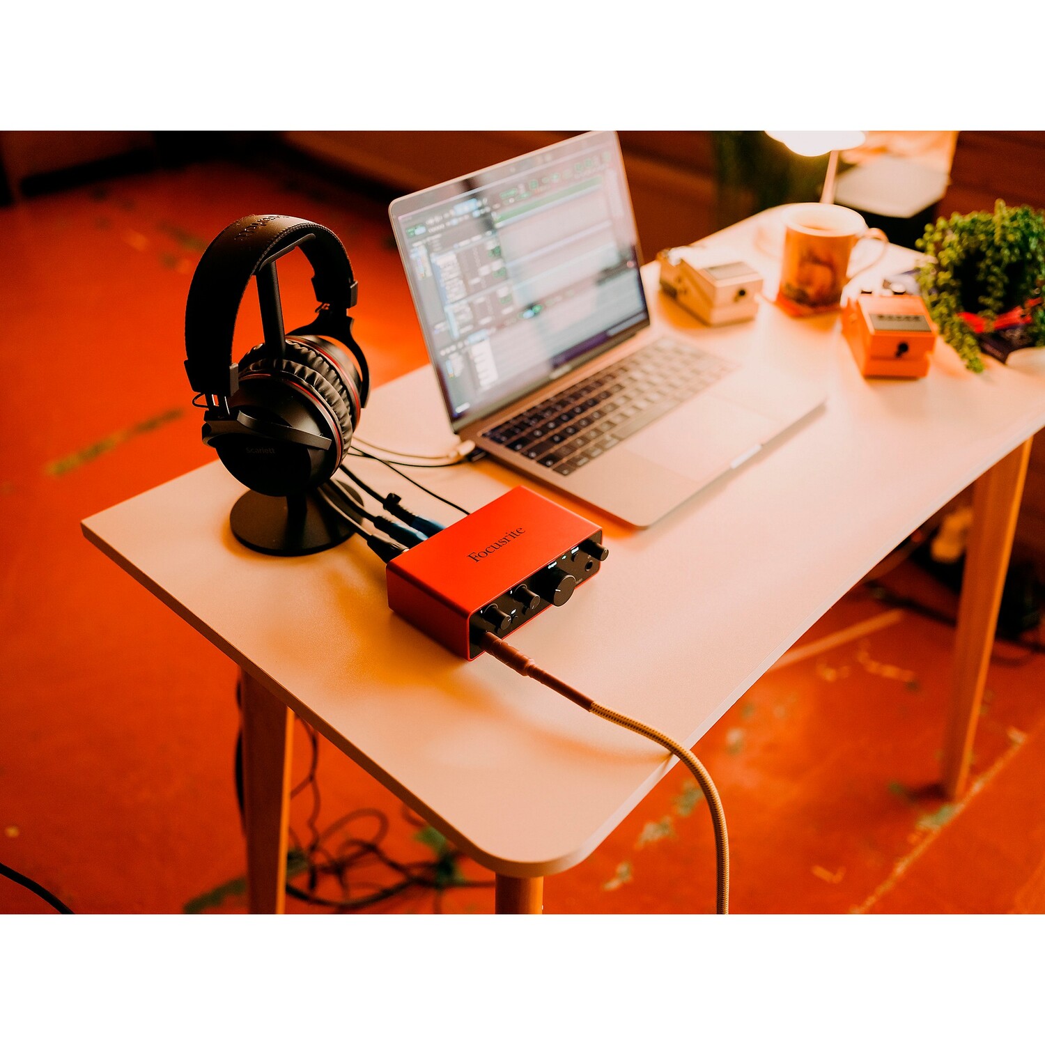 картинка Аудиоинтерфейс Focusrite Scarlett Solo USB-C (4-е поколение) от магазина Одежда+
