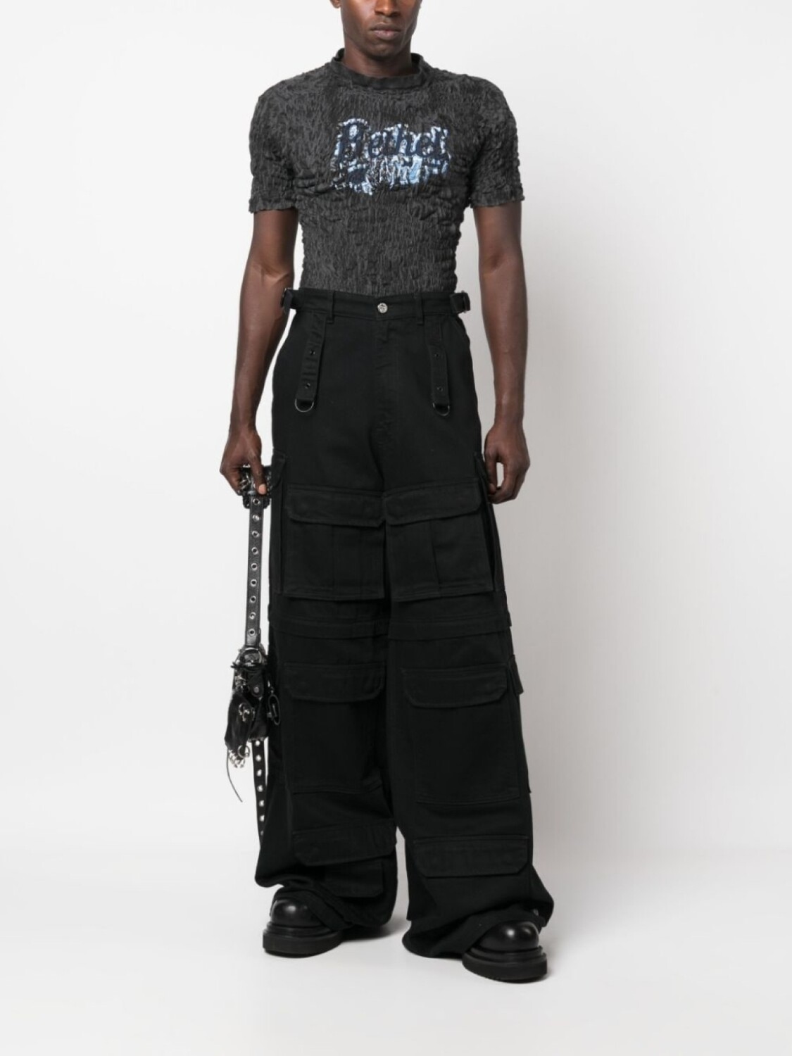 картинка Джинсы карго со съемной деталью VETEMENTS, черный от магазина Одежда+