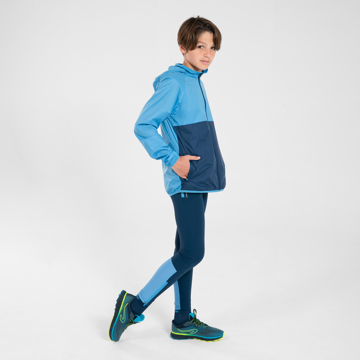 картинка Детская сверхлегкая ветрозащитная беговая куртка KIPRUN WIND - двухцветная синяя Kiprun от магазина Одежда+