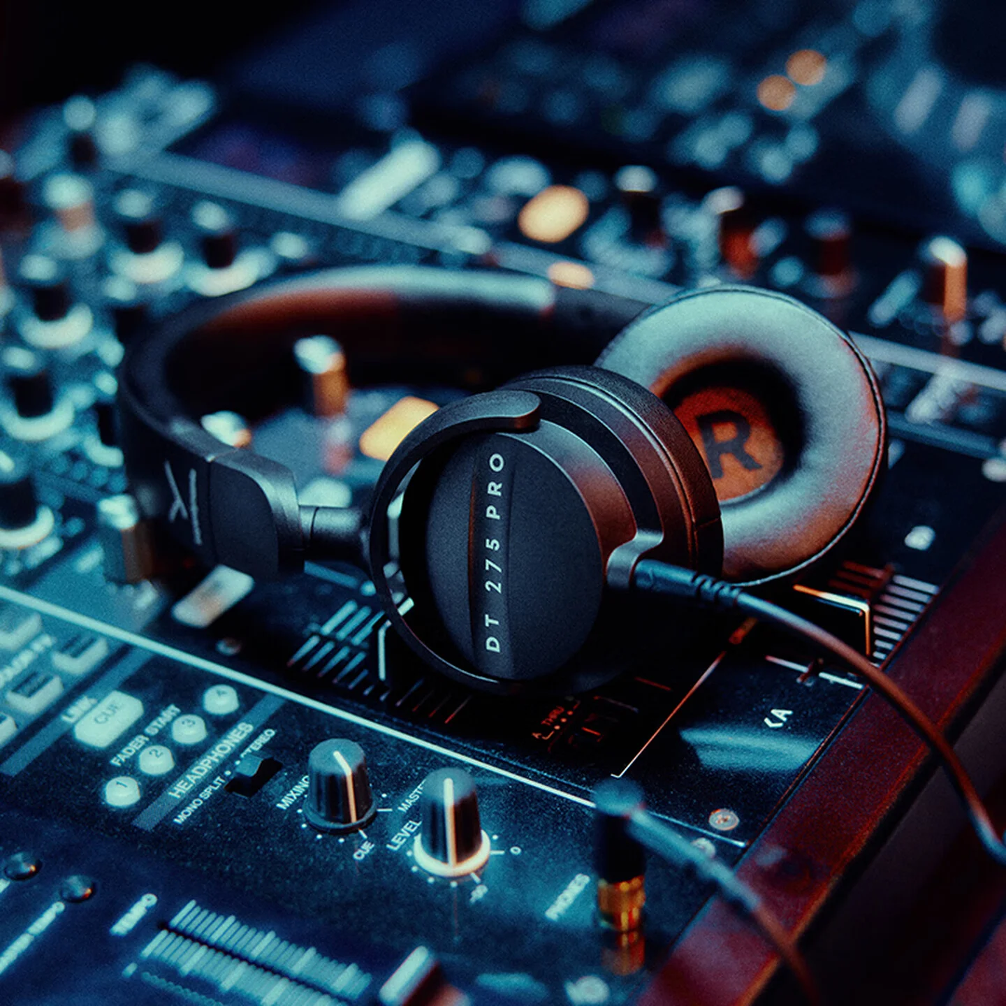 картинка Наушники Beyerdynamic DT 275 PRO, черный от магазина Одежда+