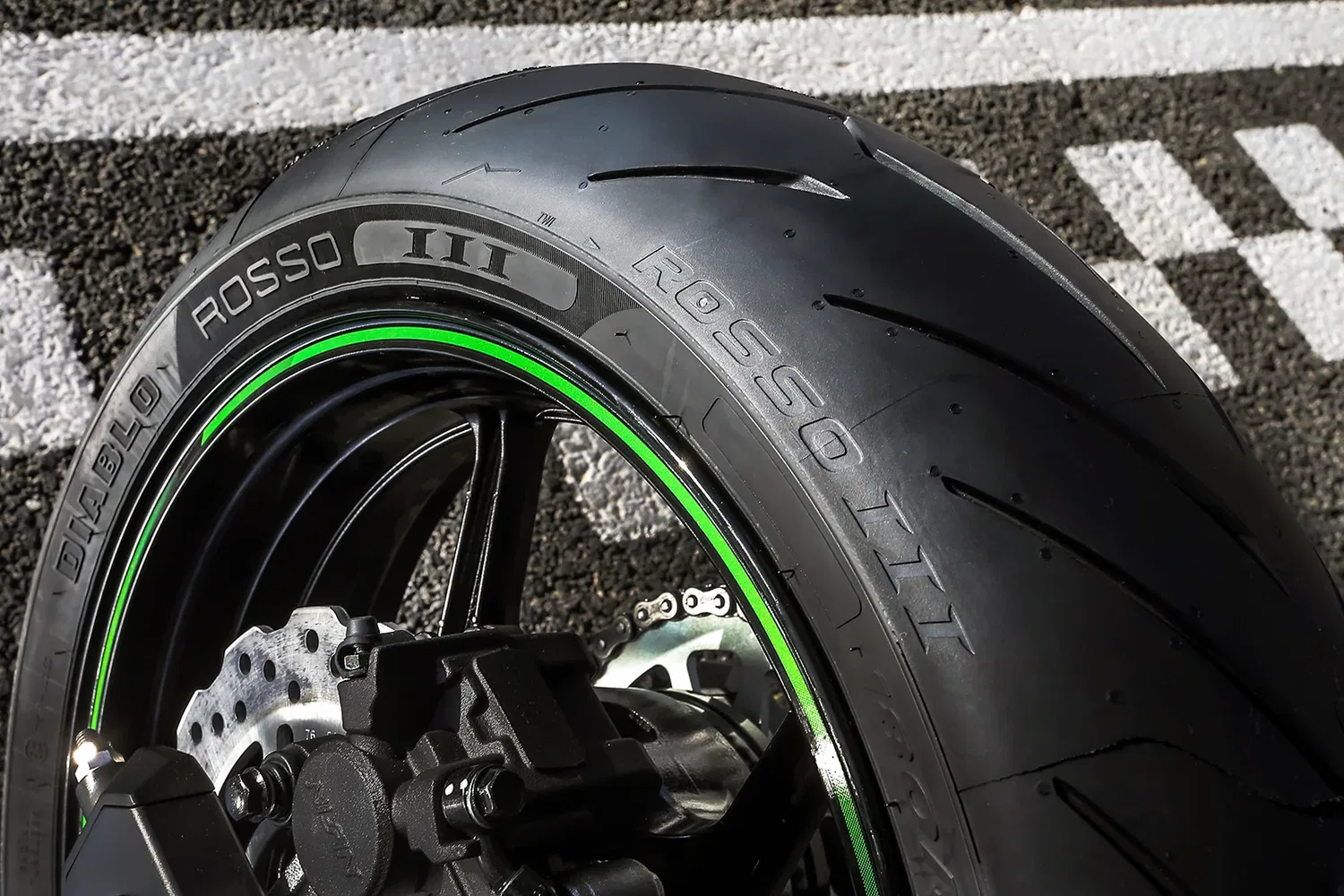 картинка Шина PIRELLI Diablo Rosso III 120/70ZR17, Черная от магазина Одежда+
