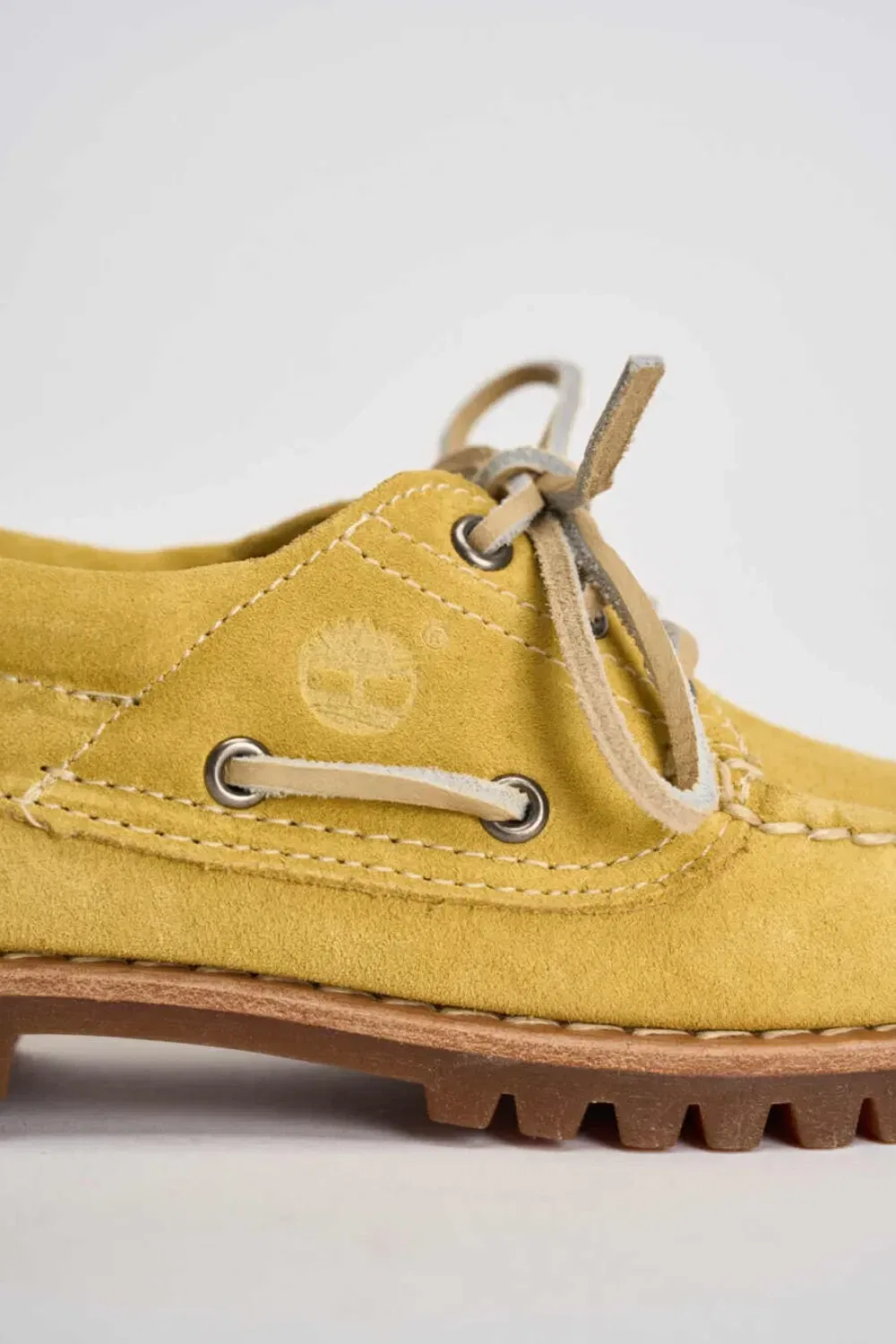 картинка Оригинальные замшевые топсайдеры Timberland, желтый от магазина Одежда+