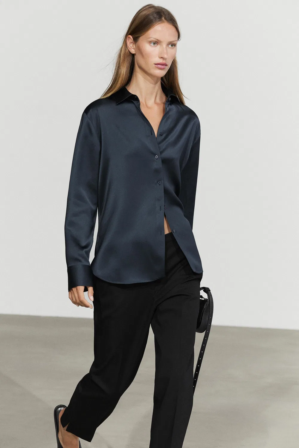 картинка Рубашка Massimo Dutti, атласная струящаяся блузка, темно-синий от магазина Одежда+
