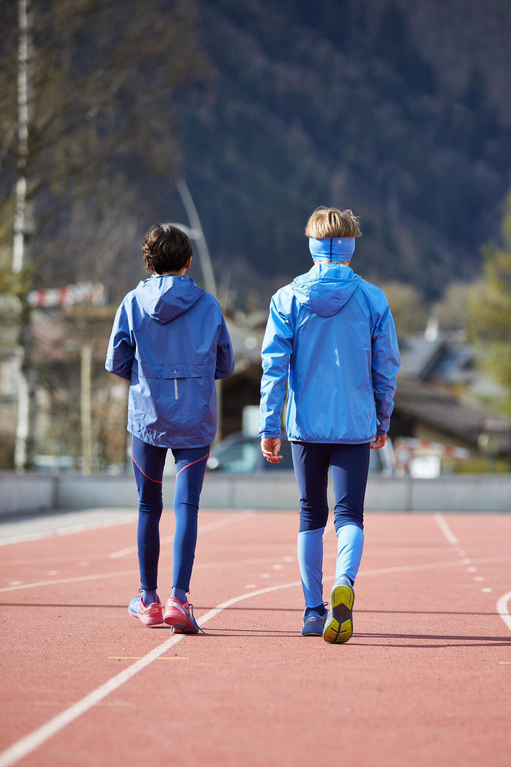 картинка Детская сверхлегкая ветрозащитная беговая куртка KIPRUN WIND - двухцветная синяя Kiprun от магазина Одежда+