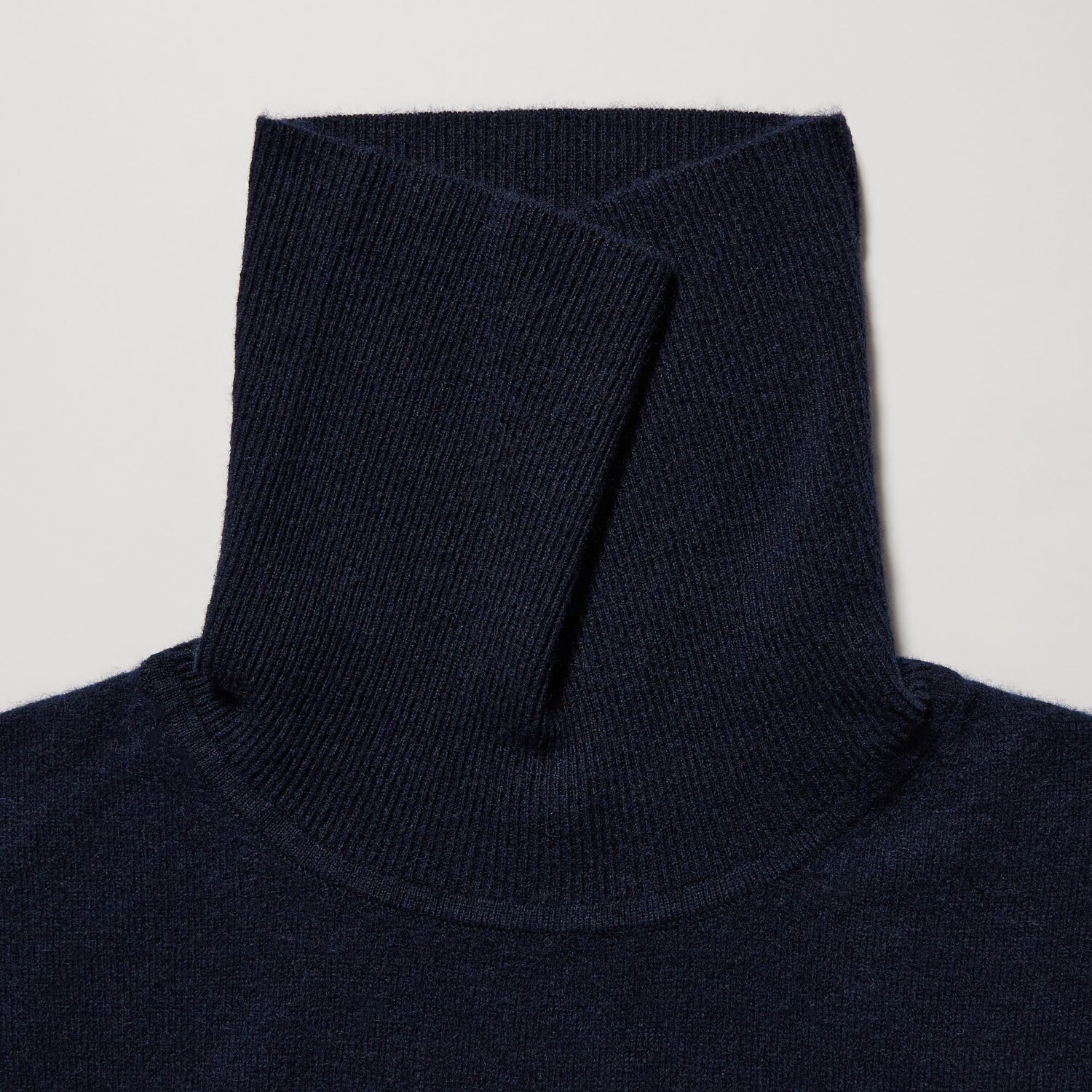 картинка Джемпер Uniqlo мужской из кашемира, черный от магазина Одежда+