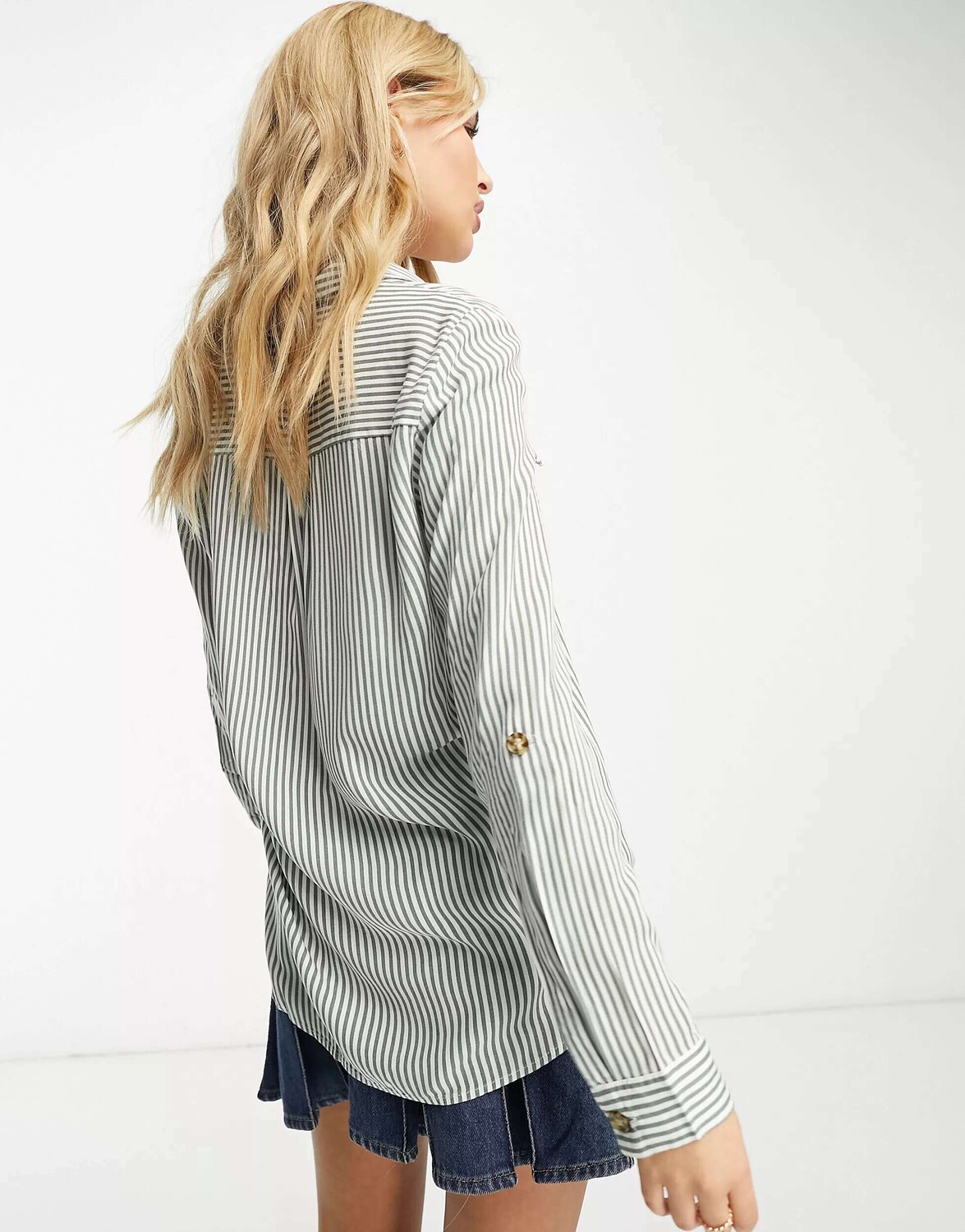 картинка Рубашка с карманами спереди Vero Moda в зеленую полоску от магазина Одежда+