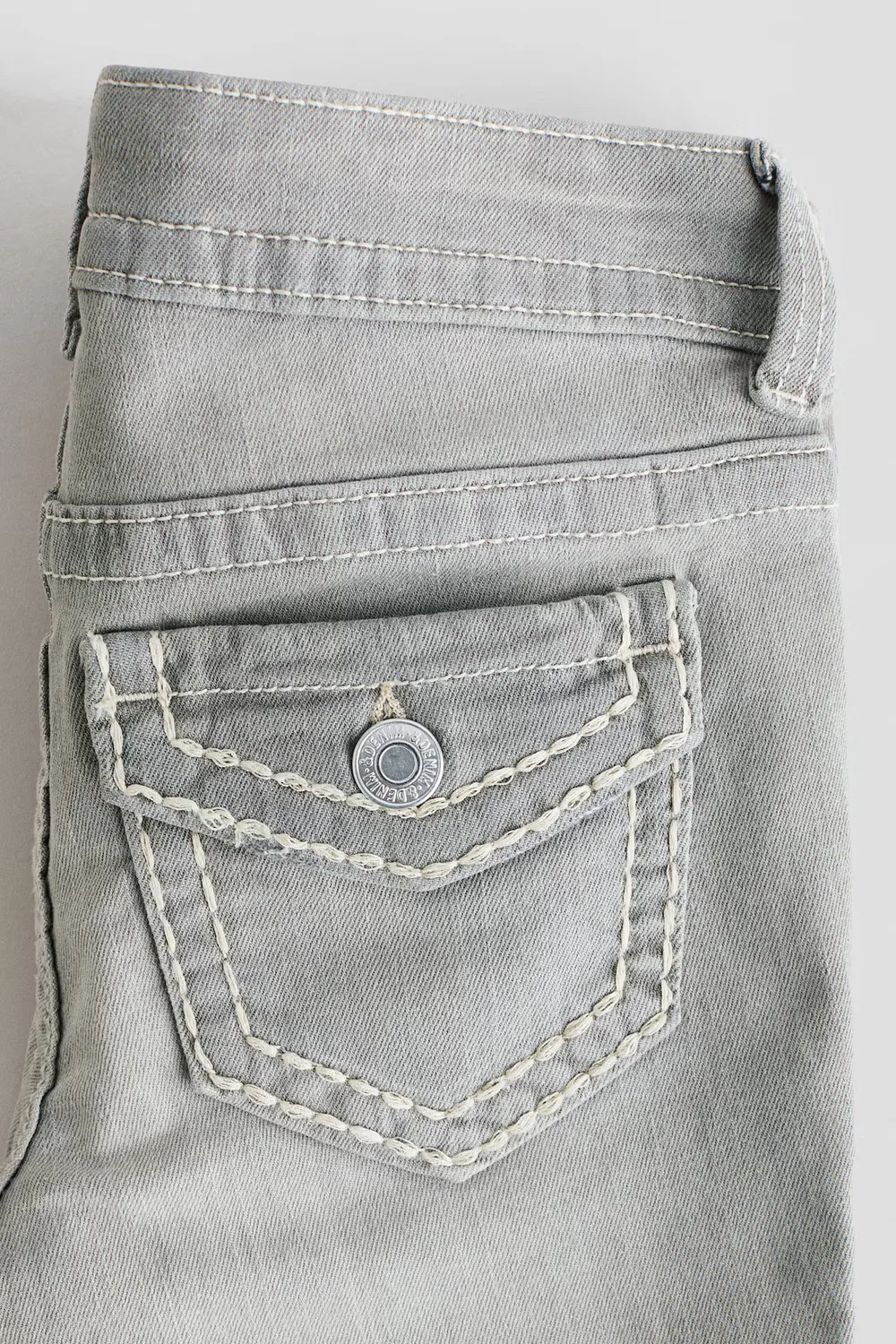 картинка Узкие джинсы-клеш с низкой посадкой H&M, Denimgrau от магазина Одежда+