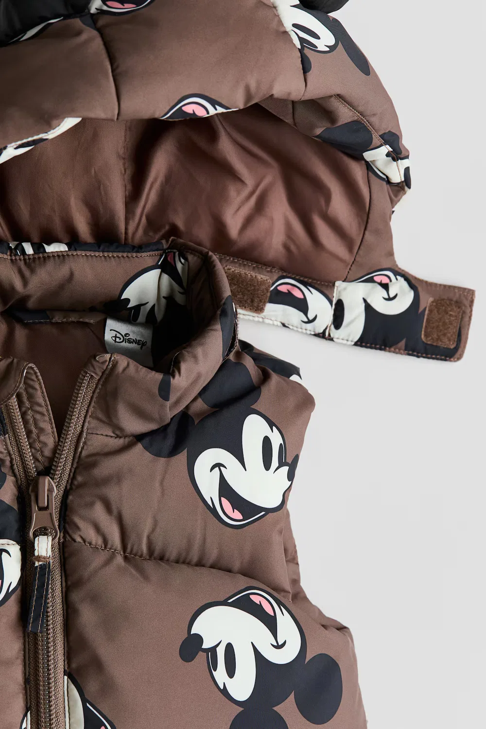 картинка Пуховый жилет с принтом H&M, Brown/Mickey Mouse от магазина Одежда+