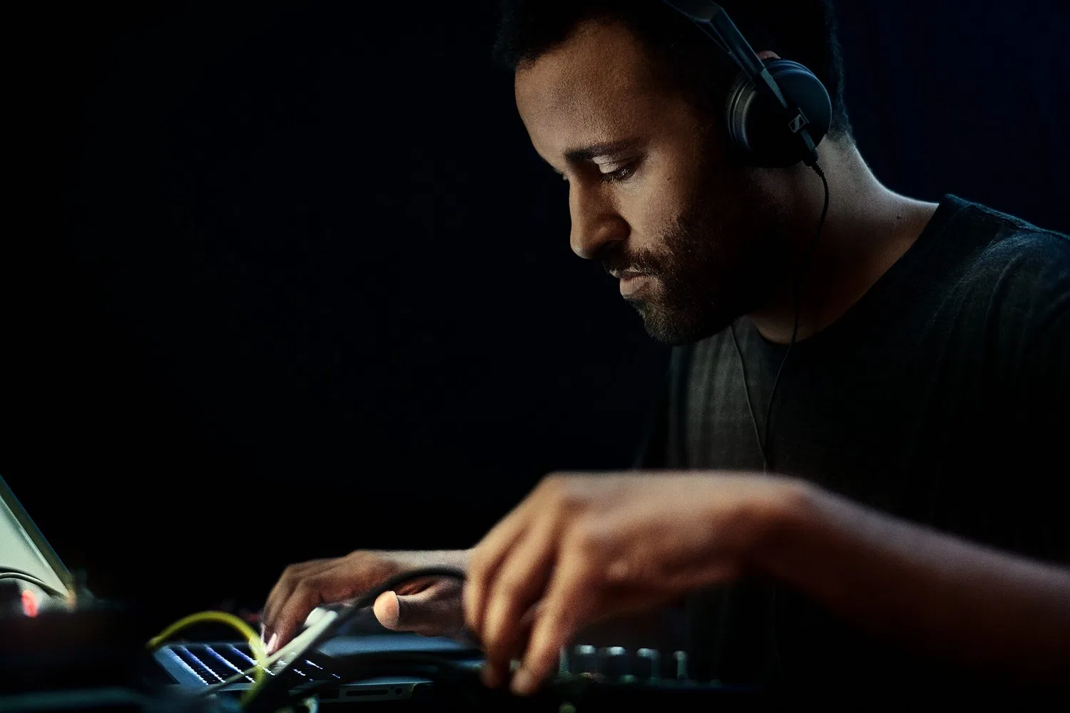 картинка Sennheiser HD 25 Легкие накладные наушники закрытого типа от магазина Одежда+