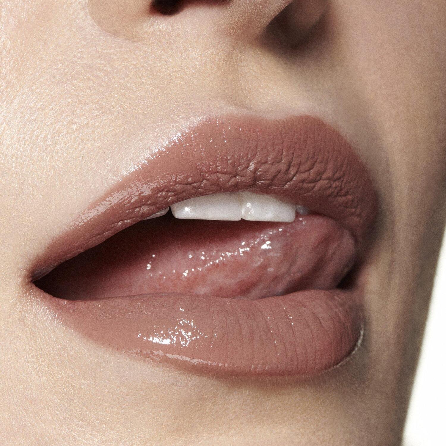 картинка Губная помада MAC Lustreglass Sheer-Shine Alone Time от магазина Одежда+