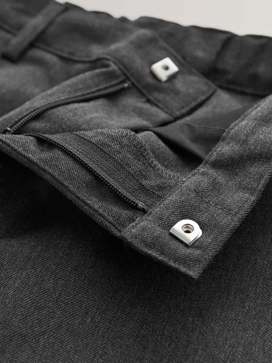 картинка Брюки прямые, регулируемая талия, Grey Next от магазина Одежда+