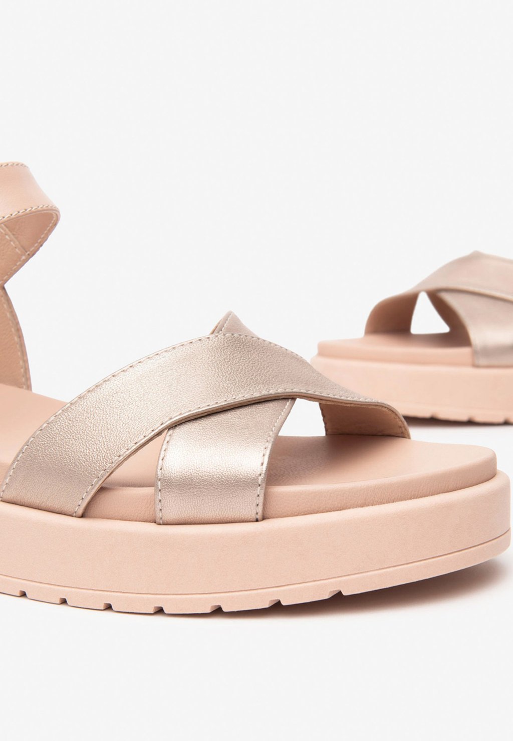 картинка Босоножки на танкетке Platform sandals NeroGiardini, бежевый от магазина Одежда+