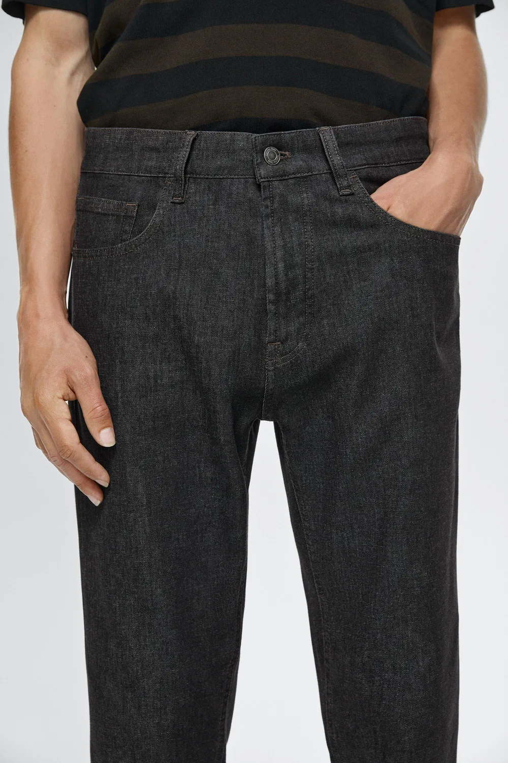 картинка Джинсы Massimo Dutti Lightweight Tapered Fit, черный от магазина Одежда+