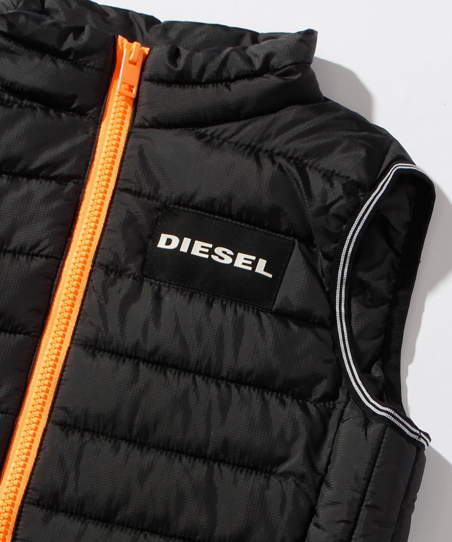 картинка (K) DIESEL/00J57J-KXBA4 Утепленный жилет, Black от магазина Одежда+