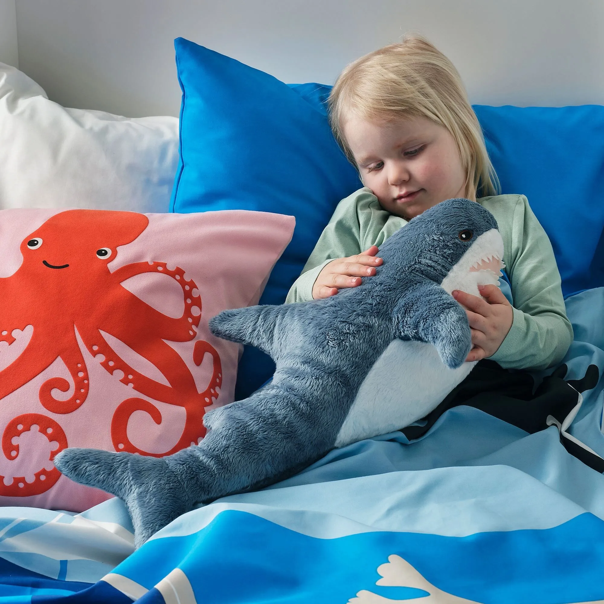 картинка Мягкая игрушка IKEA Акула, 55 см от магазина Одежда+