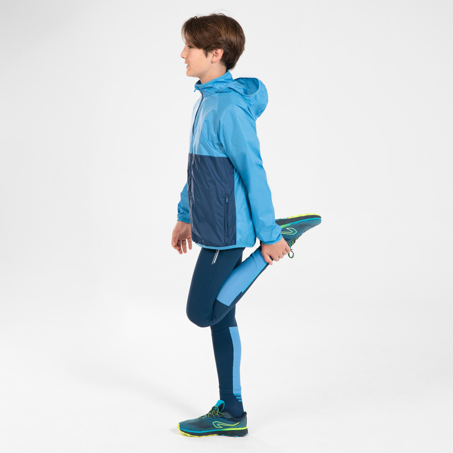 картинка Детская сверхлегкая ветрозащитная беговая куртка KIPRUN WIND - двухцветная синяя Kiprun от магазина Одежда+