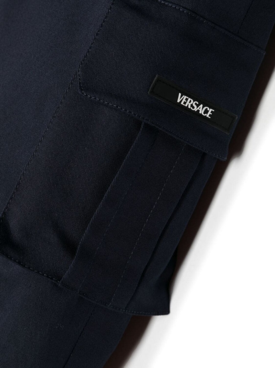 картинка Versace Kids брюки карго с узором Greca, синий от магазина Одежда+