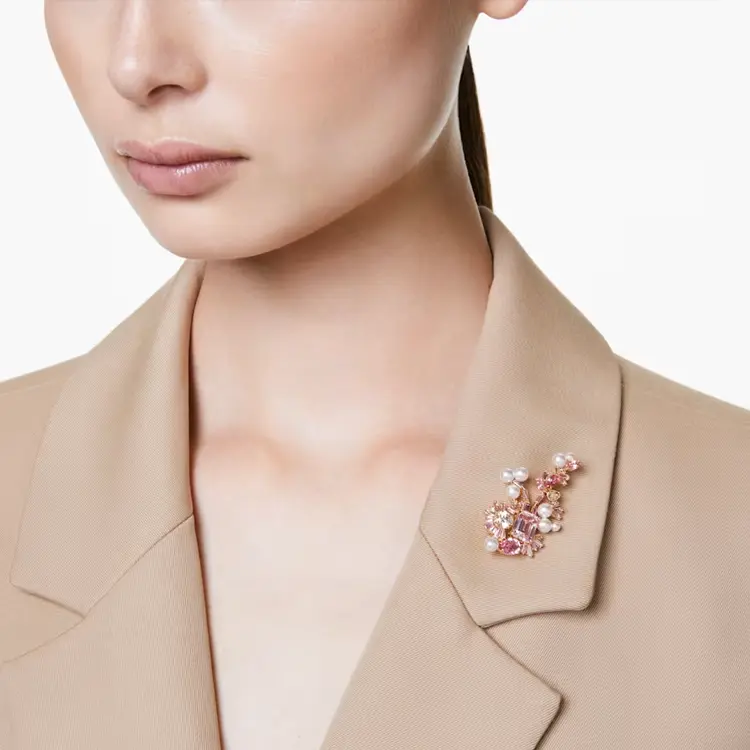 картинка Swarovski Брошь женская розовая от магазина Одежда+