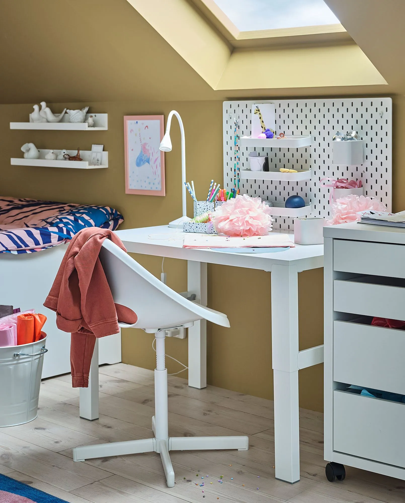 картинка Детский стульчик, белый/бирюзовый LOBERGET/SIBBEN IKEA от магазина Одежда+