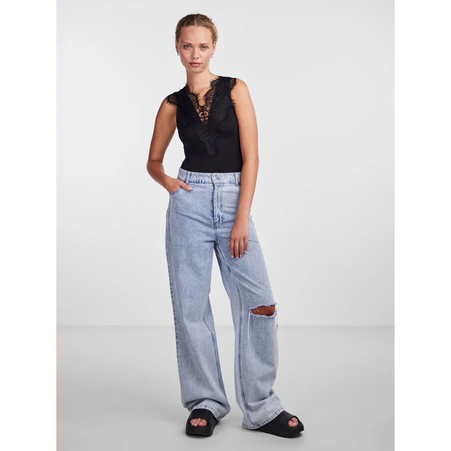 картинка Женское боди с V-образным вырезом и кружевом pieces, Black от магазина Одежда+