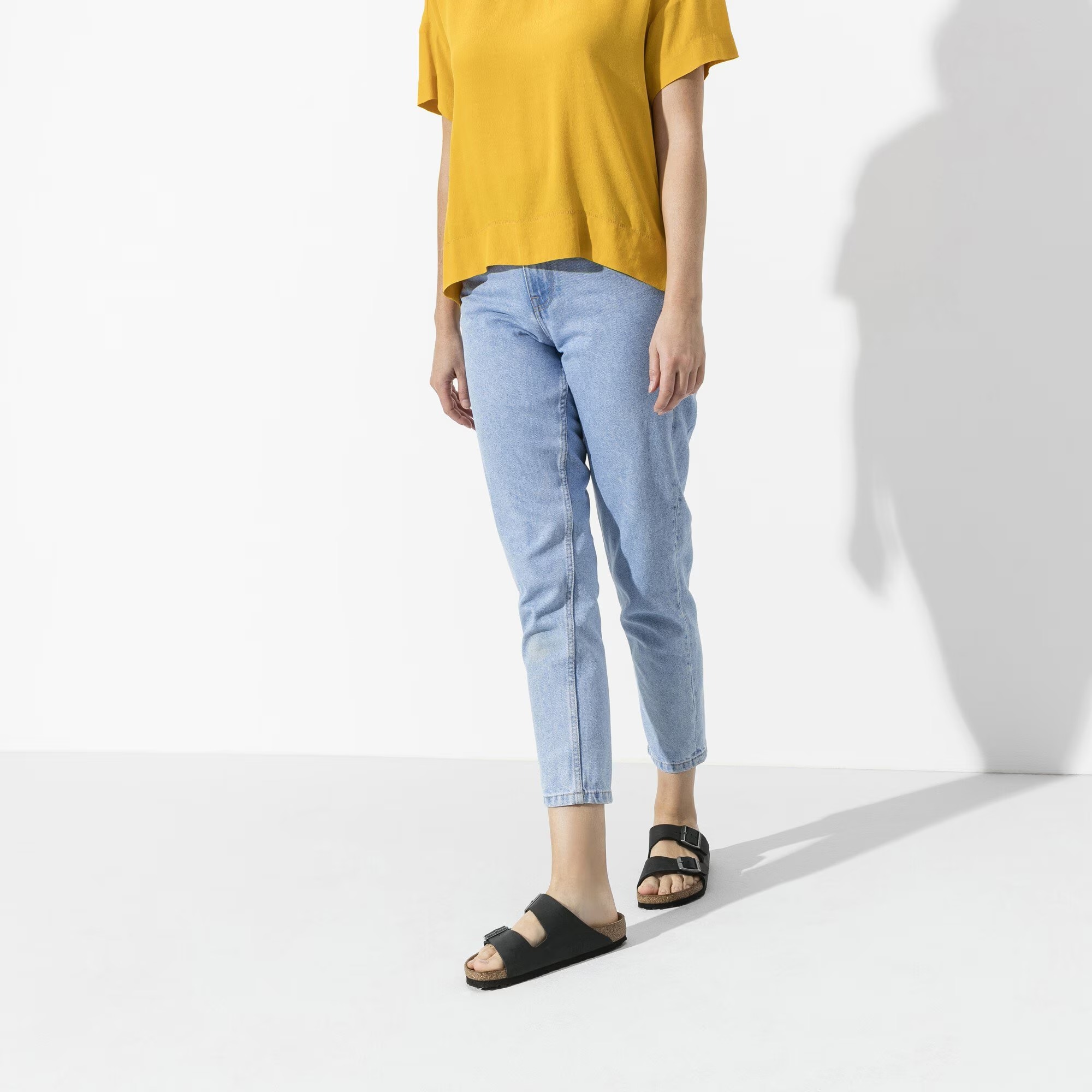 картинка Сандалии Birkenstock Arizona Natural Leather Oiled, черный от магазина Одежда+
