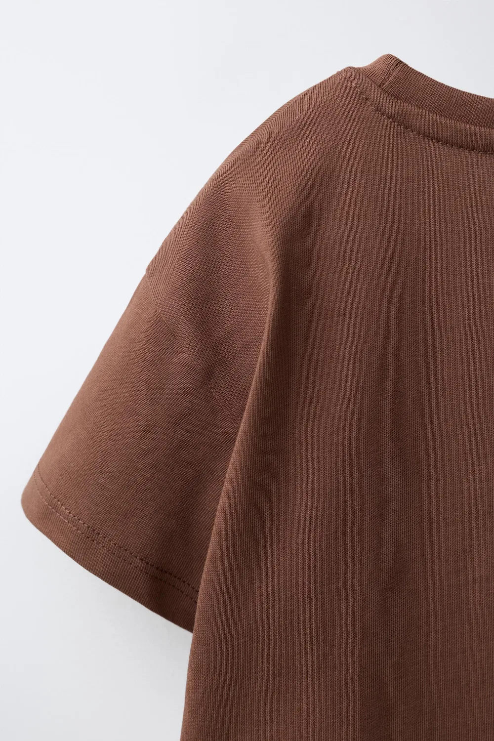 картинка Простая футболка с вышитым сердечком ZARA, Chocolate от магазина Одежда+