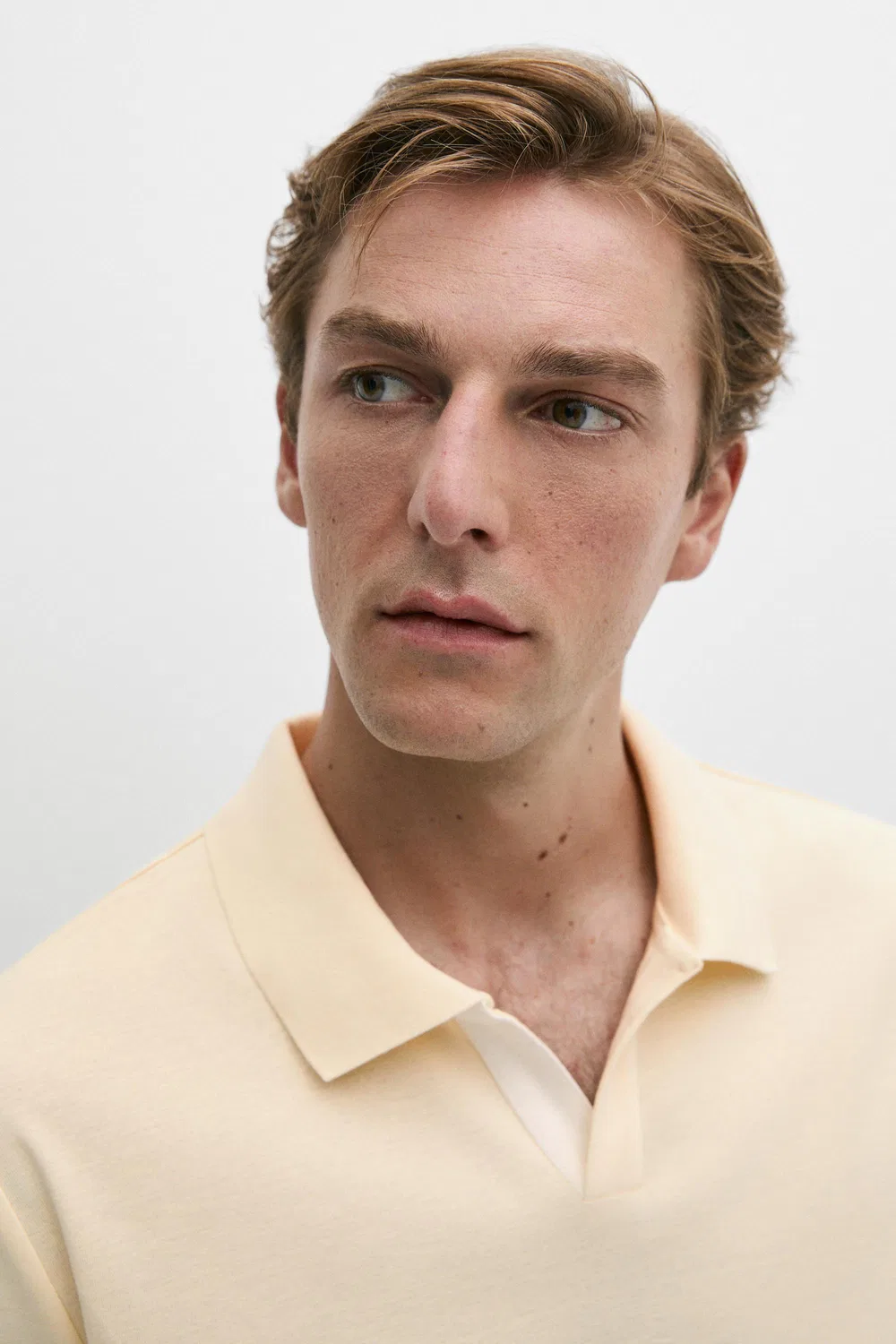 картинка Поло Massimo Dutti Short Sleeve V-neck Shirt, желтый от магазина Одежда+