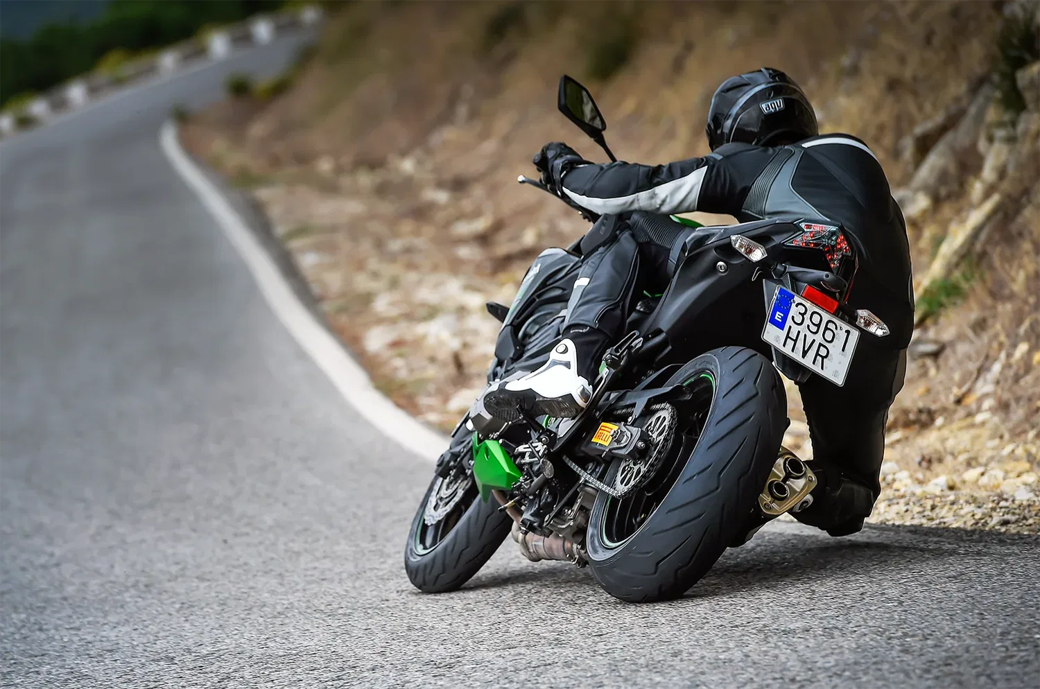 картинка Шина PIRELLI Diablo Rosso III 120/70ZR17, Черная от магазина Одежда+