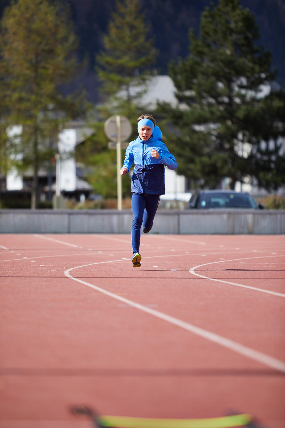 картинка Детская сверхлегкая ветрозащитная беговая куртка KIPRUN WIND - двухцветная синяя Kiprun от магазина Одежда+