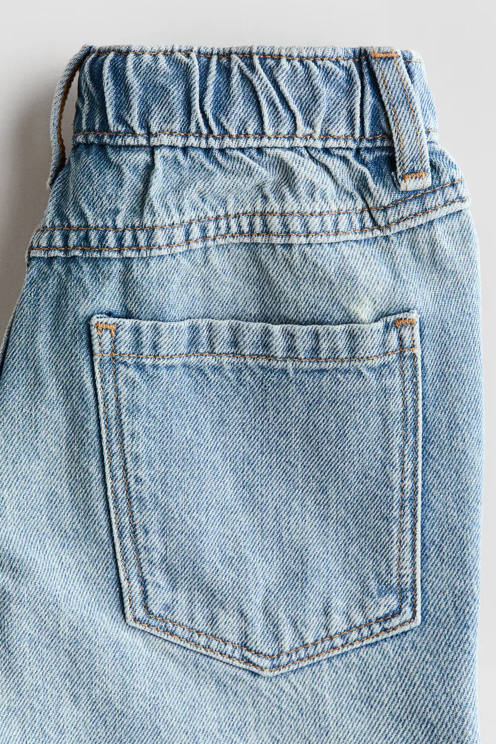 картинка Джинсовые шорты с вышивкой H&M, Helles Denimblau/Dinosaurier от магазина Одежда+