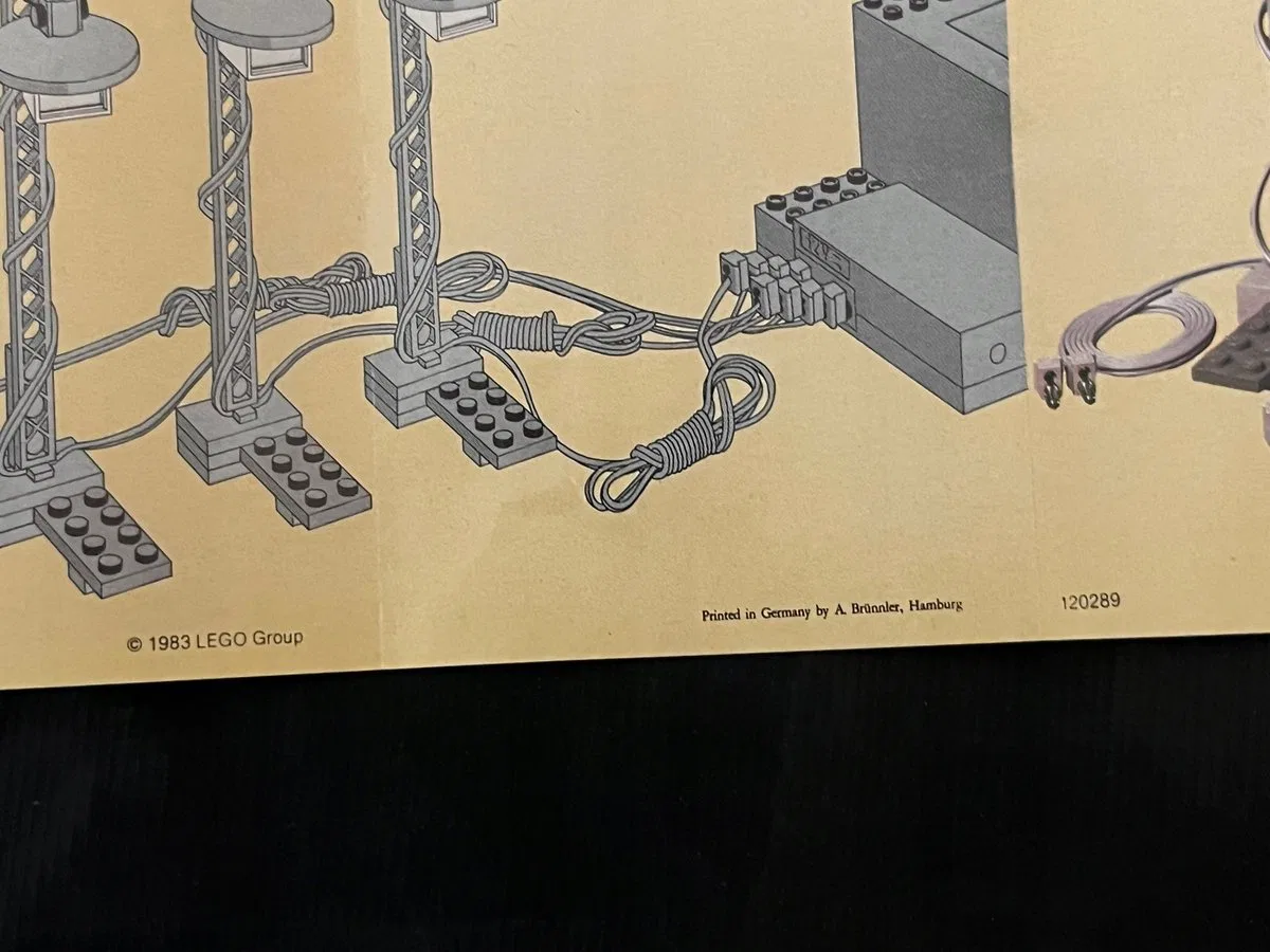 картинка Набор LEGO Classic Train 12V Train Light Posts от магазина Одежда+