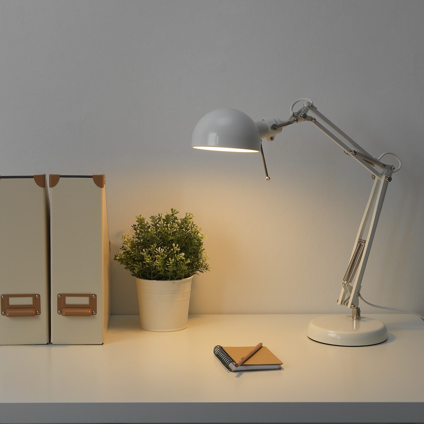 картинка Лампа рабочая Ikea Forsa, белый от магазина Одежда+