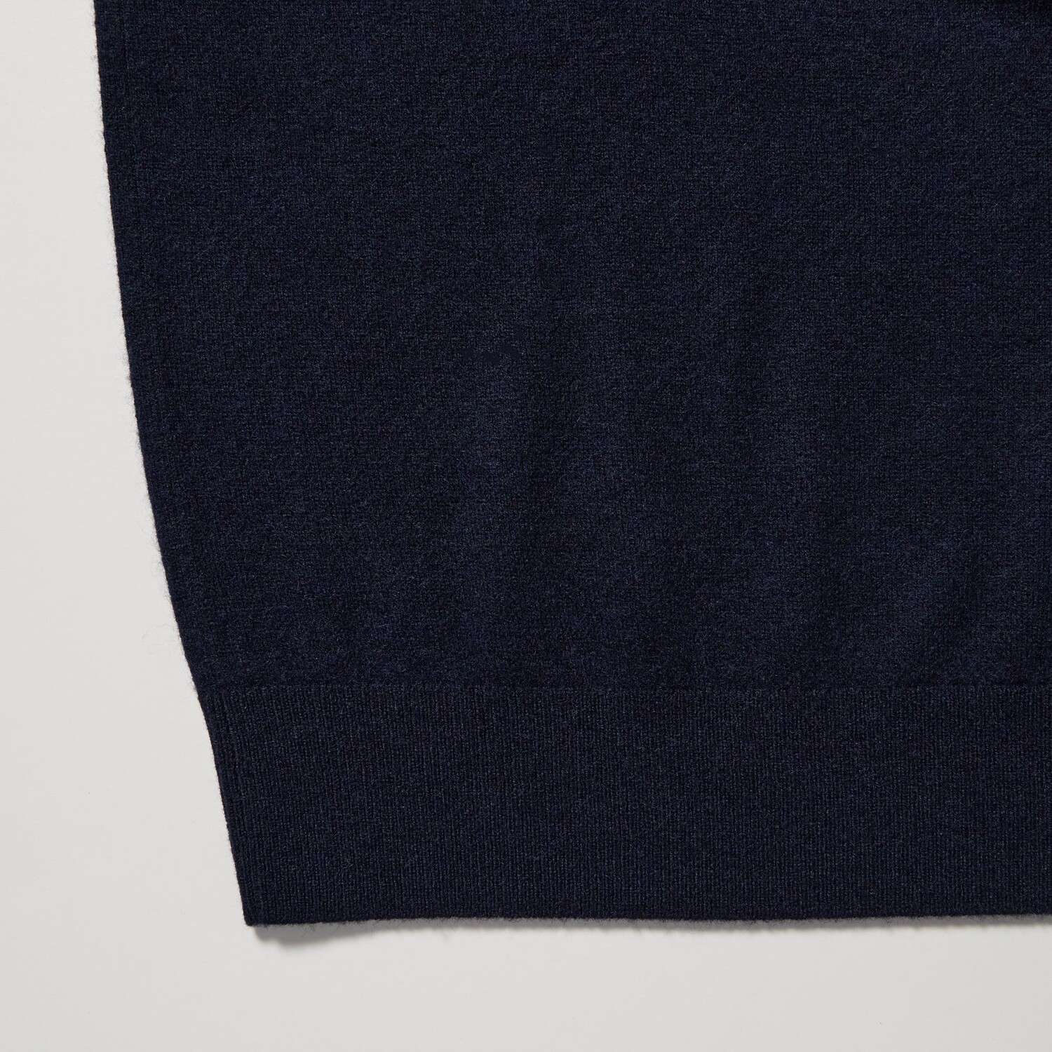 картинка Джемпер Uniqlo мужской из кашемира, черный от магазина Одежда+