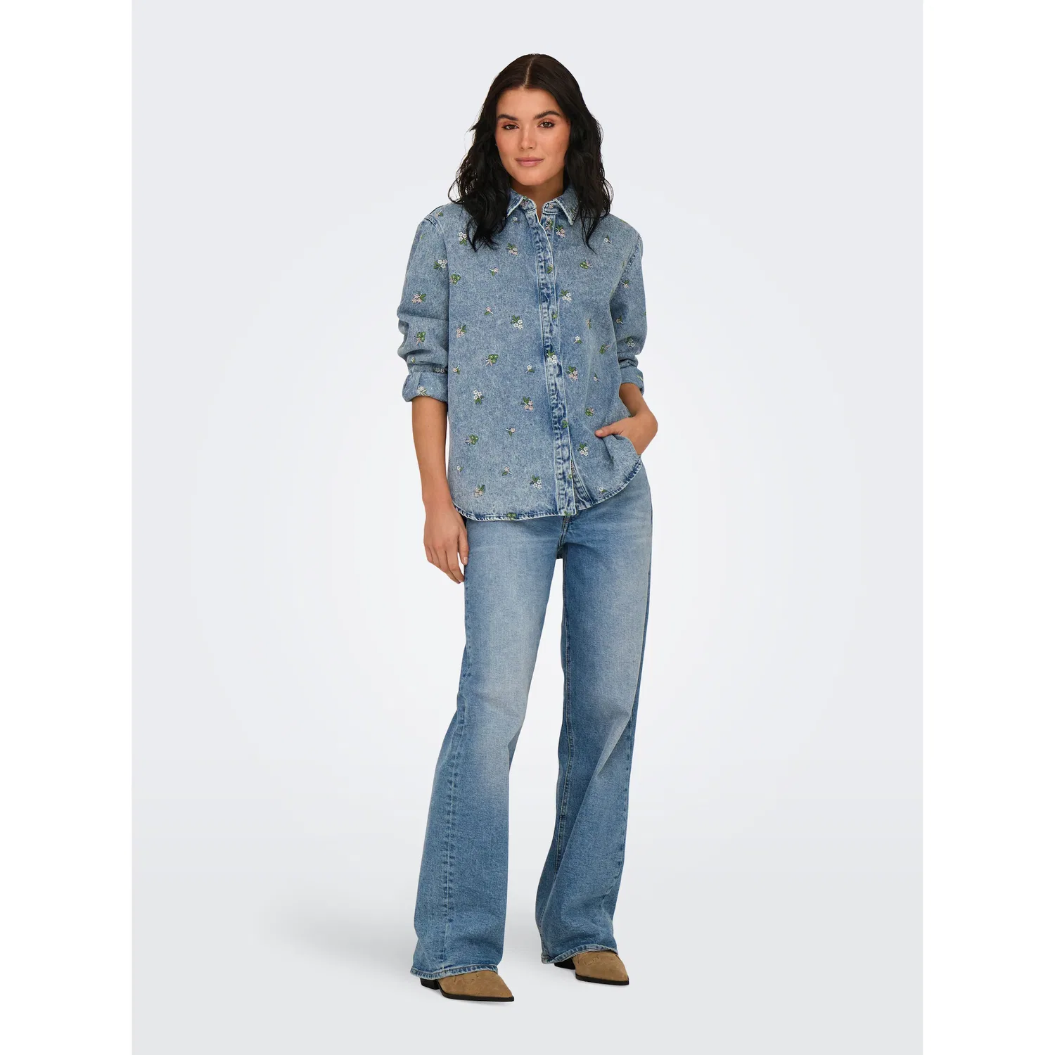 картинка Женская джинсовая рубашка свободного кроя ONLY, Light Blue Denim от магазина Одежда+