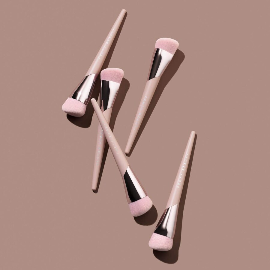 картинка Кисть для тональной основы Fenty Beauty by Rihanna от магазина Одежда+