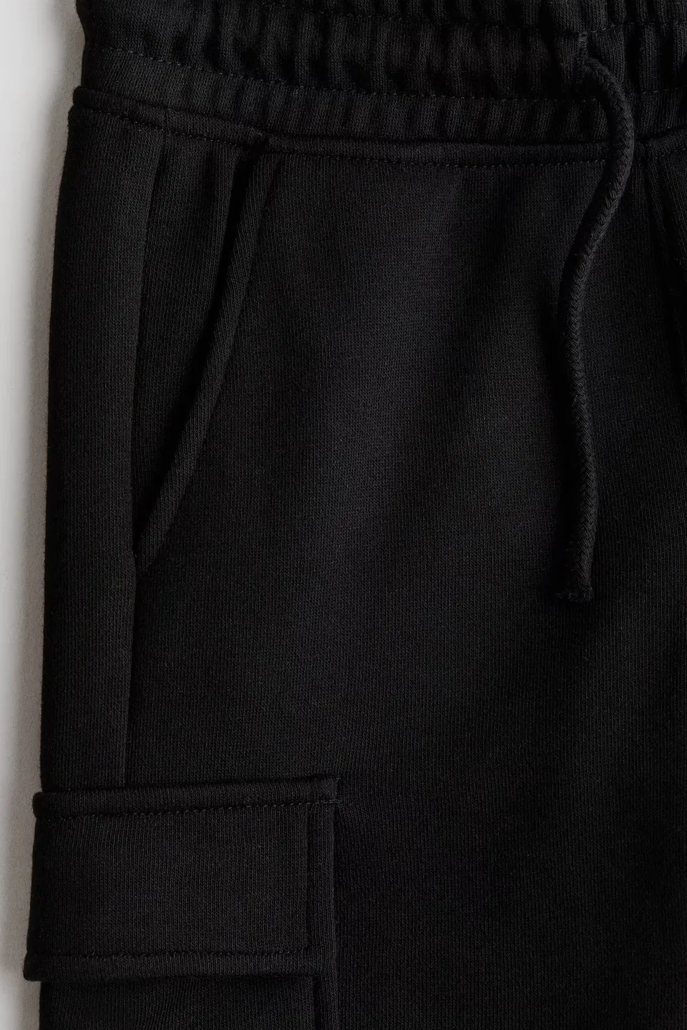 картинка Спортивные шорты-карго H&M, Schwarz от магазина Одежда+